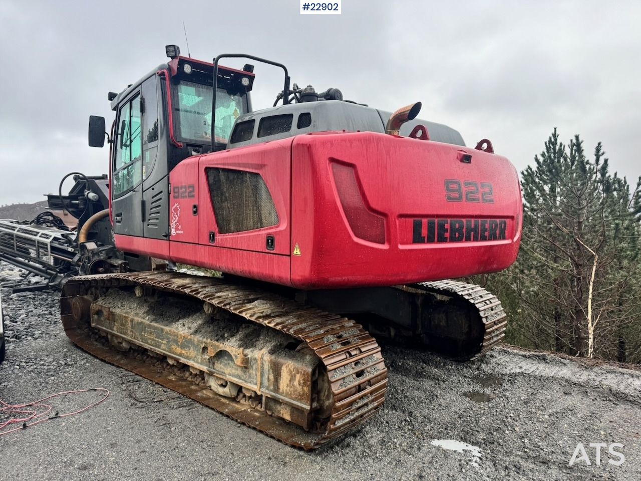 2014 Liebherr R922 crawler excavator rear view 2014 Liebherr R922 crawler excavator rear view