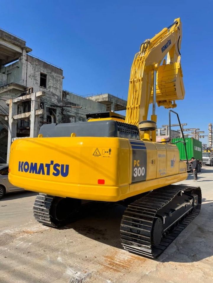 2020 Komatsu PC300 LC-7 crawler excavator rear view 2020 Komatsu PC300 LC-7 crawler excavator rear view