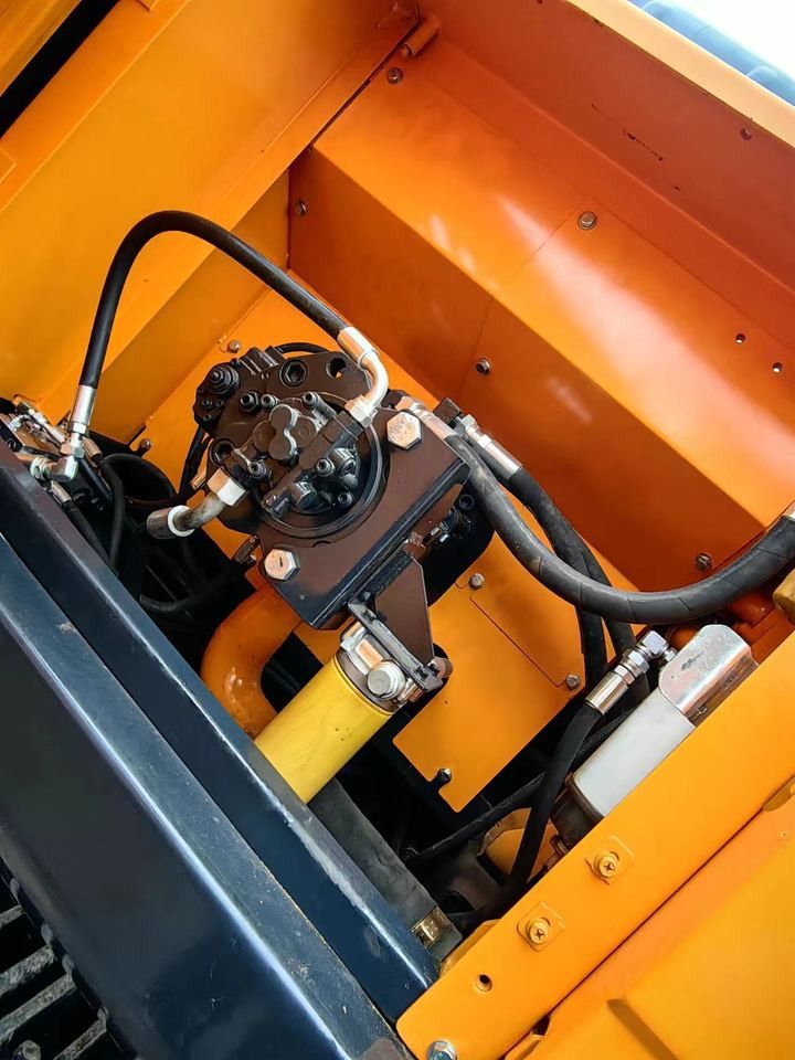 Hyundai 220-9S crawler excavator engine compartment detail Hyundai 220-9S crawler excavator engine compartment detail