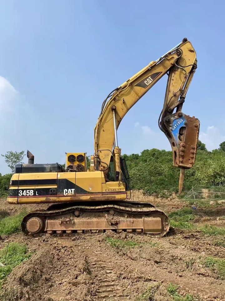 2006 Caterpillar 345B L crawler excavator side view with hydraulic breaker 2006 Caterpillar 345B L crawler excavator side view with hydraulic breaker