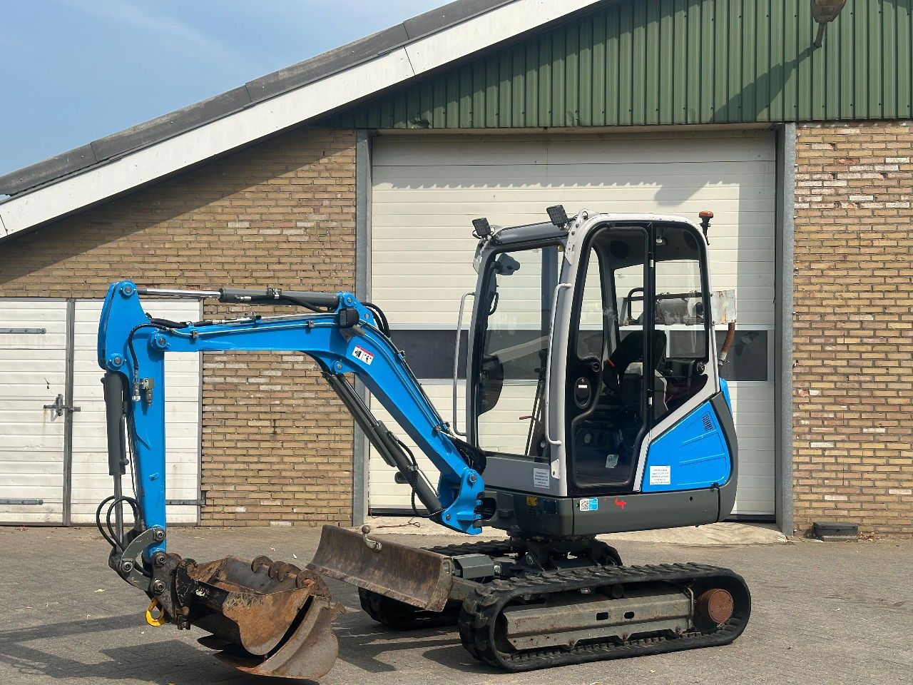 Wacker Neuson ET24 mini excavator, side view Wacker Neuson ET24 mini excavator, side view