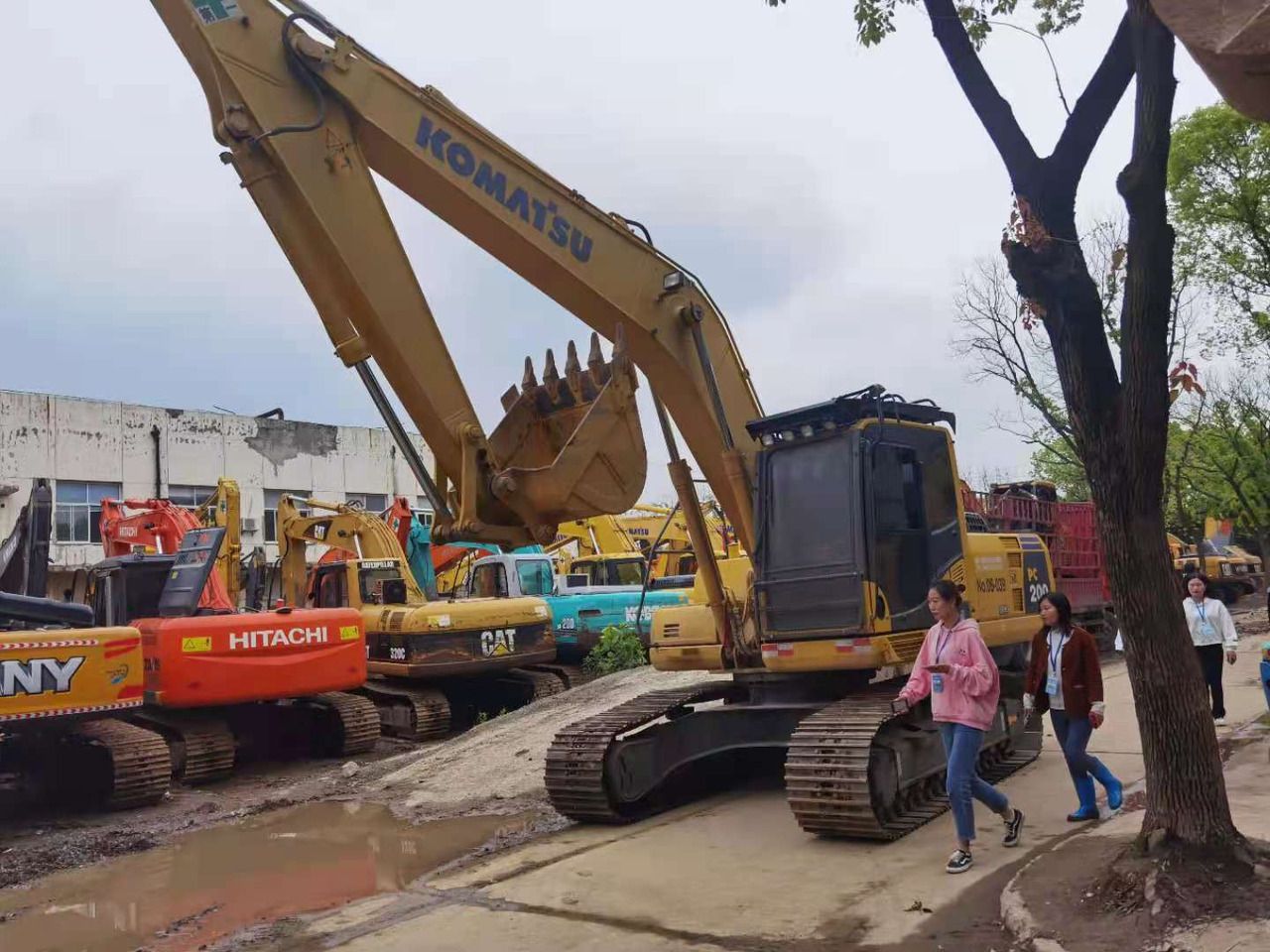 Escavatore cingolato Komatsu PC200-8 del 2018, vista anteriore tre quarti Escavatore cingolato Komatsu PC200-8 del 2018, vista anteriore tre quarti