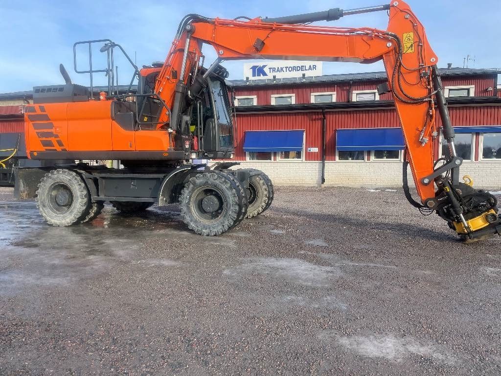 2016 Doosan DX140W-5 wheel excavator side view 2016 Doosan DX140W-5 wheel excavator side view