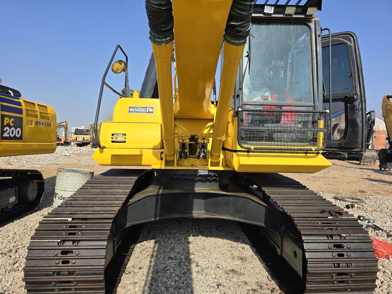 Escavadora de rastos Komatsu PC200-8 2025, vista frontal