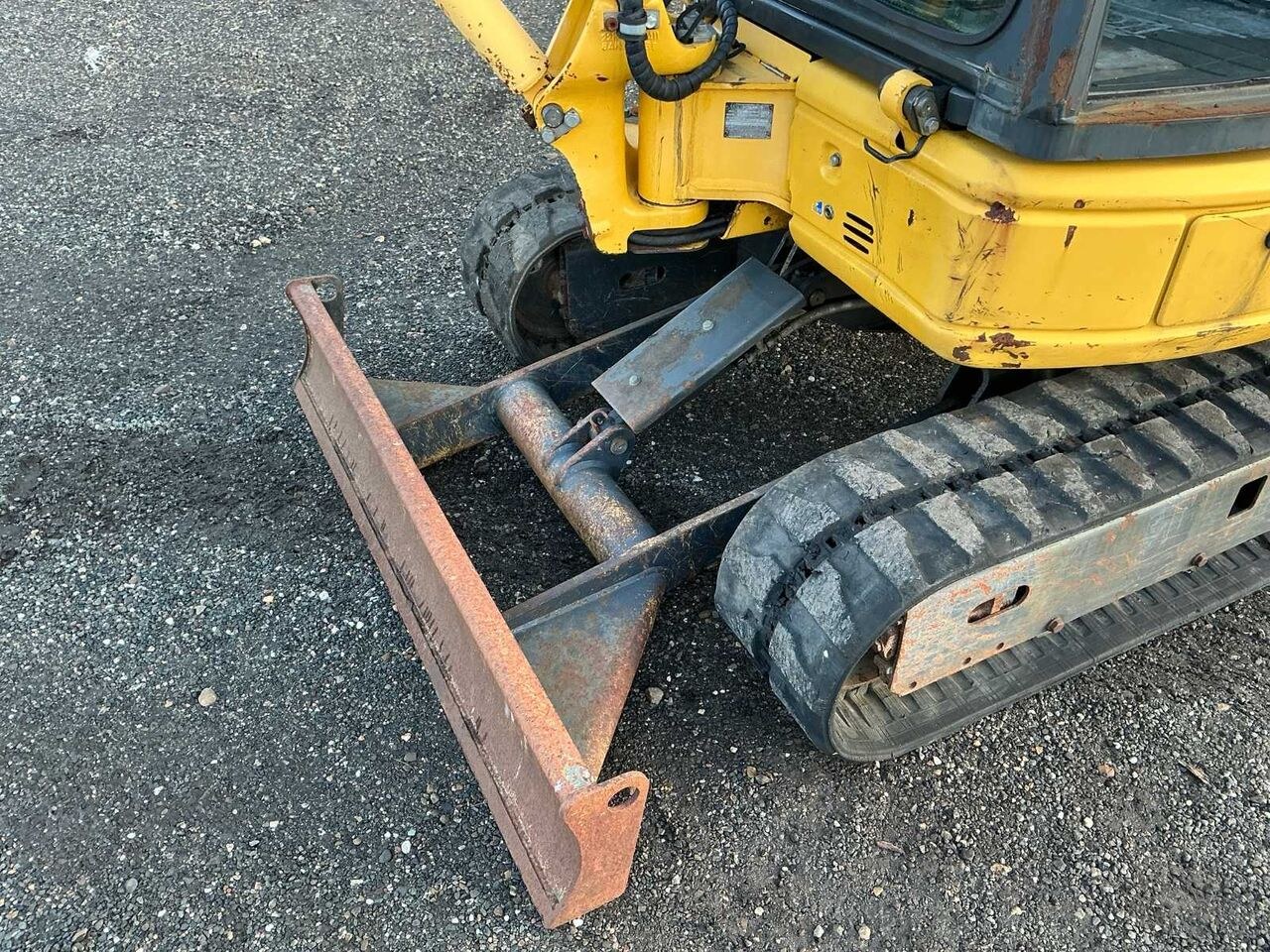2013 Komatsu PC26 mini excavator front blade view 2013 Komatsu PC26 mini excavator front blade view
