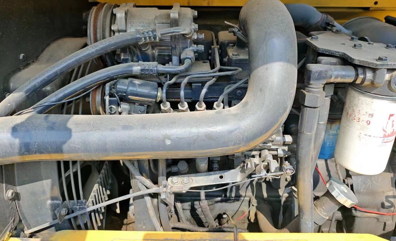 2018 Komatsu PC60-7 mini excavator engine compartment view 2018 Komatsu PC60-7 mini excavator engine compartment view