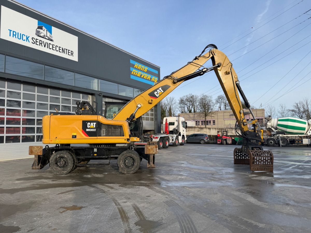 2016 Caterpillar MH3022 wheel excavator side view 2016 Caterpillar MH3022 wheel excavator side view