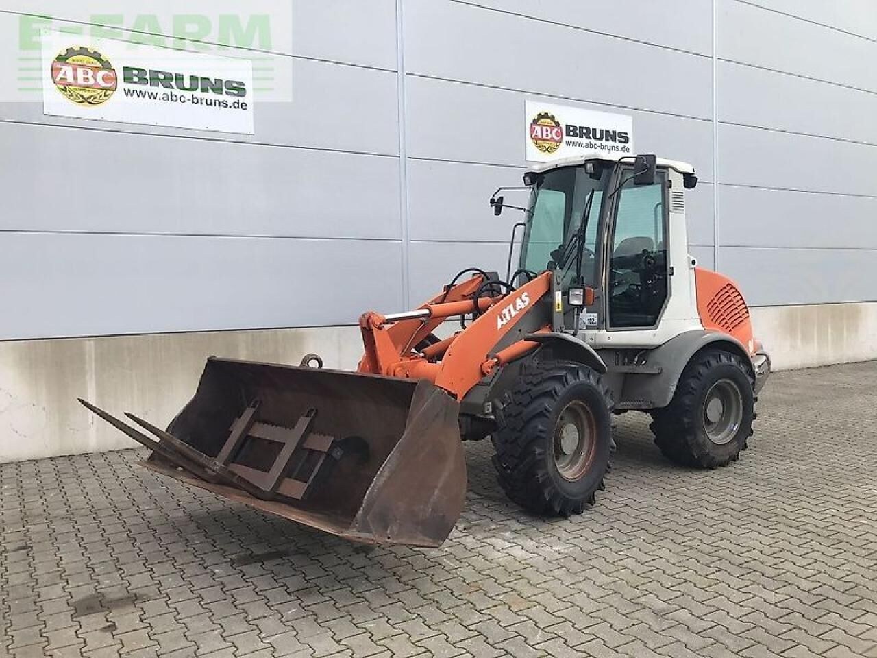 2008 Atlas AR 80 wheel loader, front three-quarter view 2008 Atlas AR 80 wheel loader, front three-quarter view