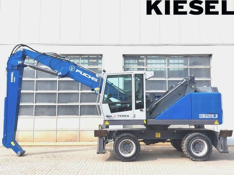 2016 Fuchs MHL320F material handler, side profile view 2016 Fuchs MHL320F material handler, side profile view
