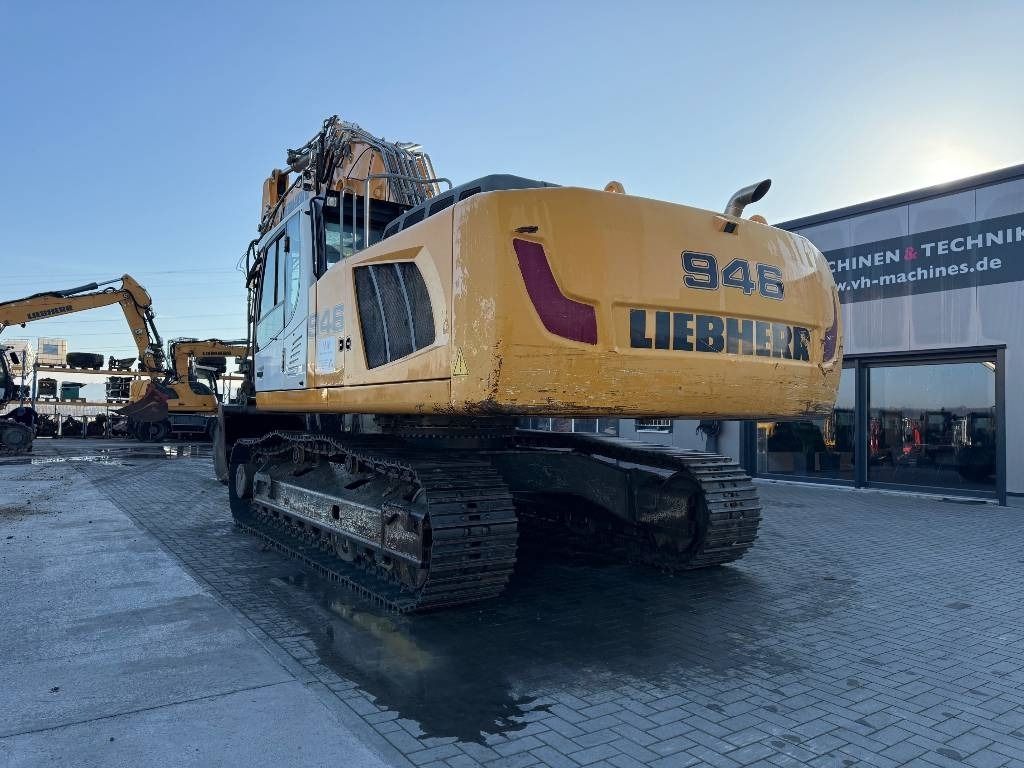 2016 Liebherr R946 crawler excavator, rear three-quarter view 2016 Liebherr R946 crawler excavator, rear three-quarter view