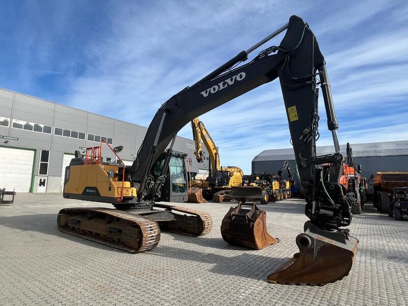 2017 Volvo EC300EL crawler excavator, side view 2017 Volvo EC300EL crawler excavator, side view