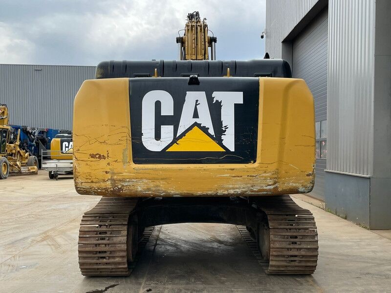2017 Caterpillar 330FLN crawler excavator, rear view 2017 Caterpillar 330FLN crawler excavator, rear view