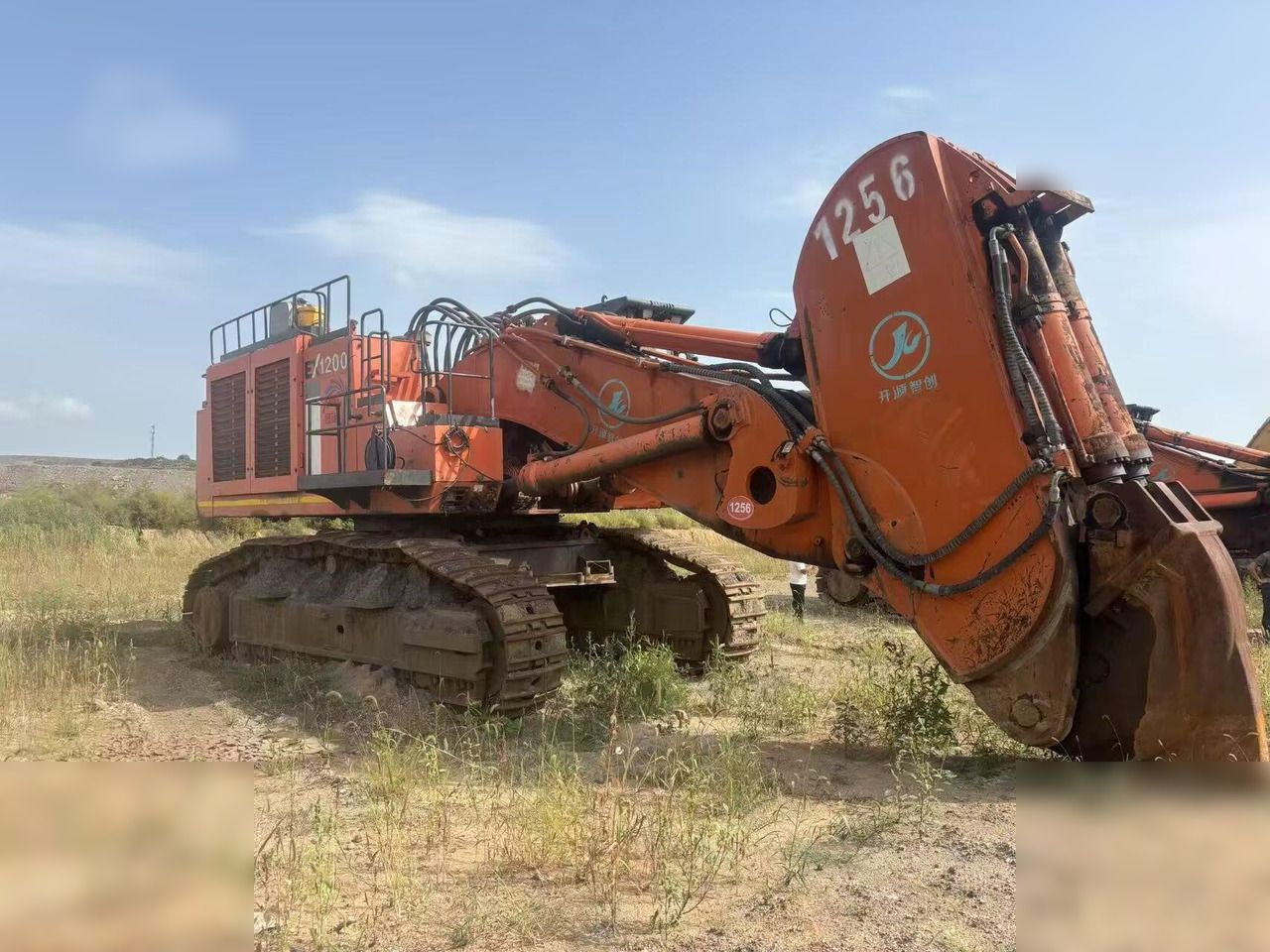 2010 Hitachi EX1200-6 crawler excavator, side view 2010 Hitachi EX1200-6 crawler excavator, side view