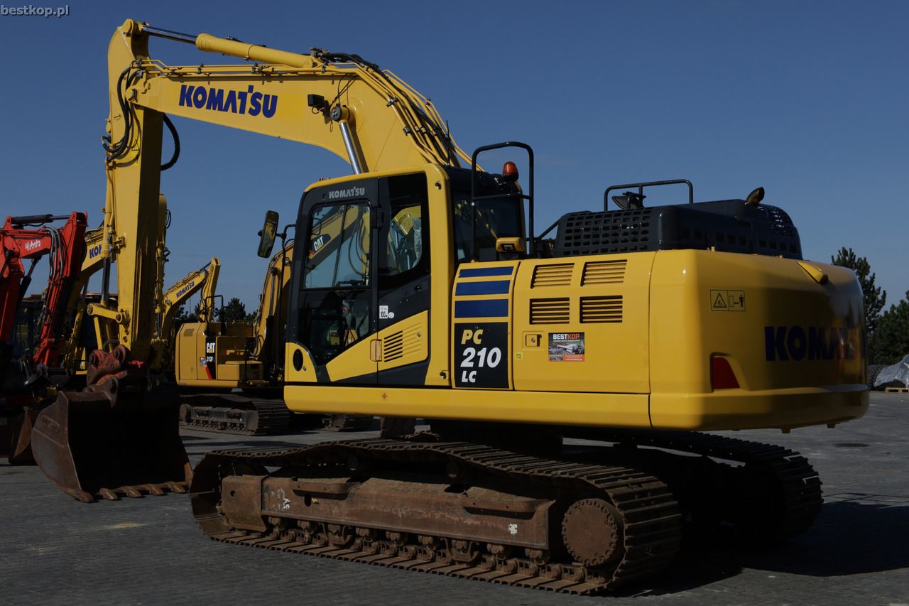 2018 Komatsu PC210LC-11 crawler excavator, side view 2018 Komatsu PC210LC-11 crawler excavator, side view