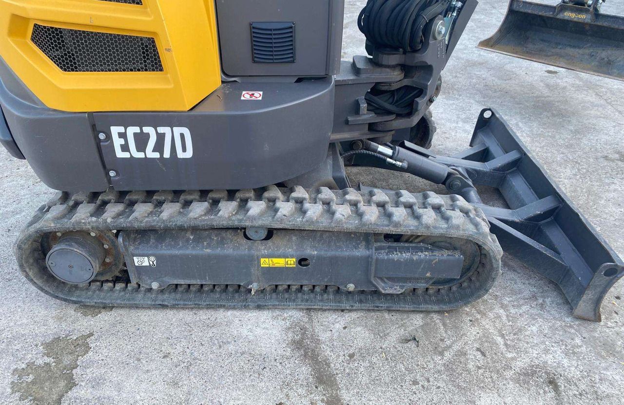 2020 Volvo EC27D mini excavator side view 2020 Volvo EC27D mini excavator side view