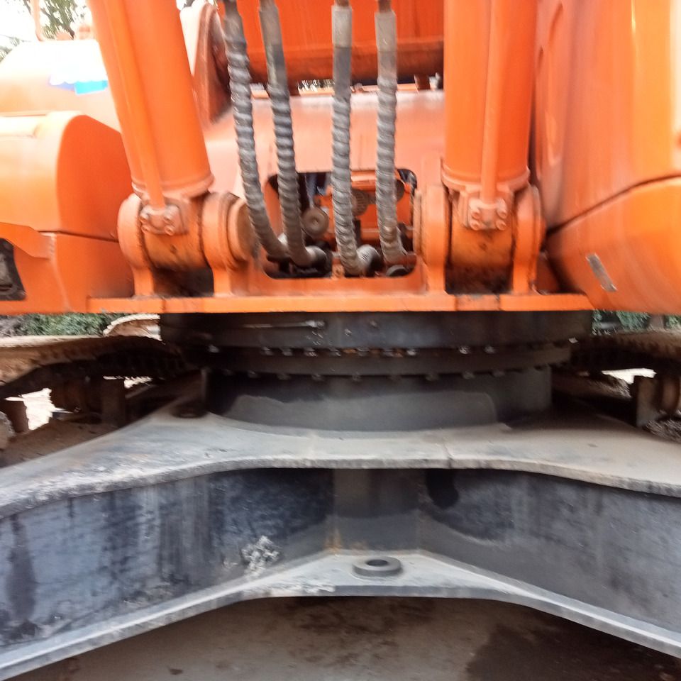 2018 Doosan 420-7 excavator boom base view 2018 Doosan 420-7 excavator boom base view
