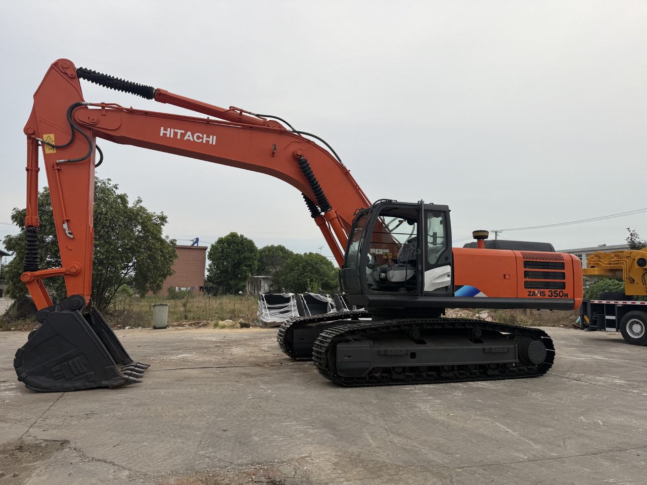 2024 Hitachi Zaxis 350H crawler excavator, side view 2024 Hitachi Zaxis 350H crawler excavator, side view