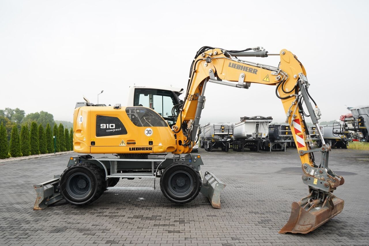 2020 Liebherr 910 Compact Litronic wheel excavator side view 2020 Liebherr 910 Compact Litronic wheel excavator side view