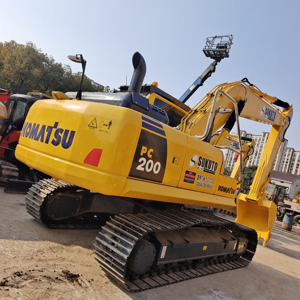 Escavatore cingolato Komatsu PC200-8 del 2023, vista posteriore tre quarti