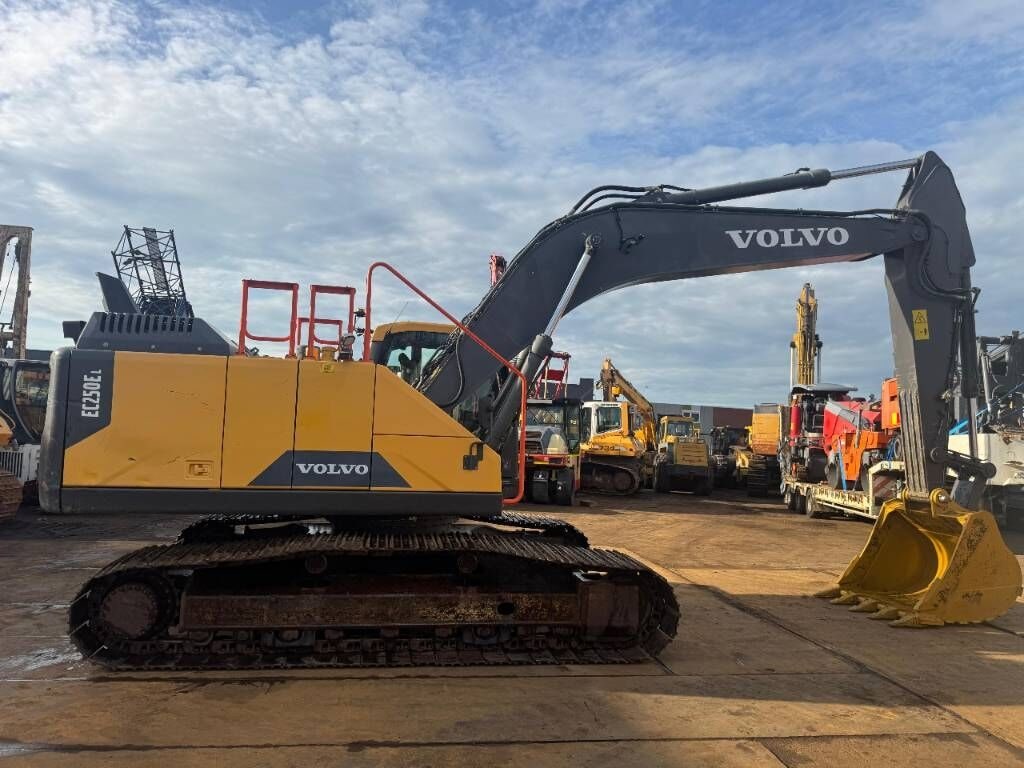 2015 Volvo EC250EL crawler excavator, side view 2015 Volvo EC250EL crawler excavator, side view