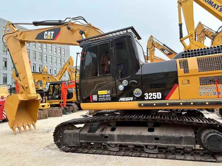 Escavatore cingolato Caterpillar 325D del 2022, vista laterale