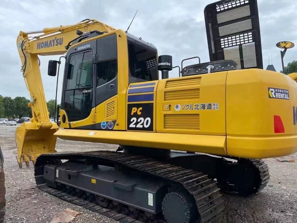 Pelle sur chenilles Komatsu PC220-8 de 2023, vue arrière trois-quarts