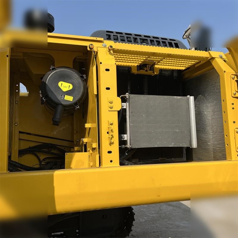 Vista vano motore escavatore cingolato Komatsu PC220-8 del 2022