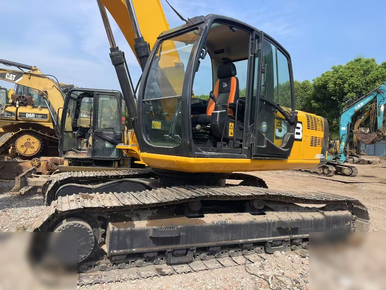 2022 JCB JS220LC crawler excavator side view 2022 JCB JS220LC crawler excavator side view