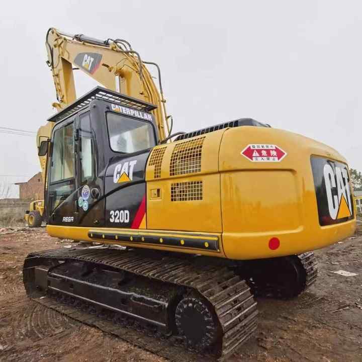 Escavatore cingolato Caterpillar 320D del 2024, vista posteriore tre quarti Escavatore cingolato Caterpillar 320D del 2024, vista posteriore tre quarti