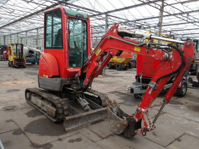 2014 Yanmar VIO25-4 mini excavator, side view 2014 Yanmar VIO25-4 mini excavator, side view