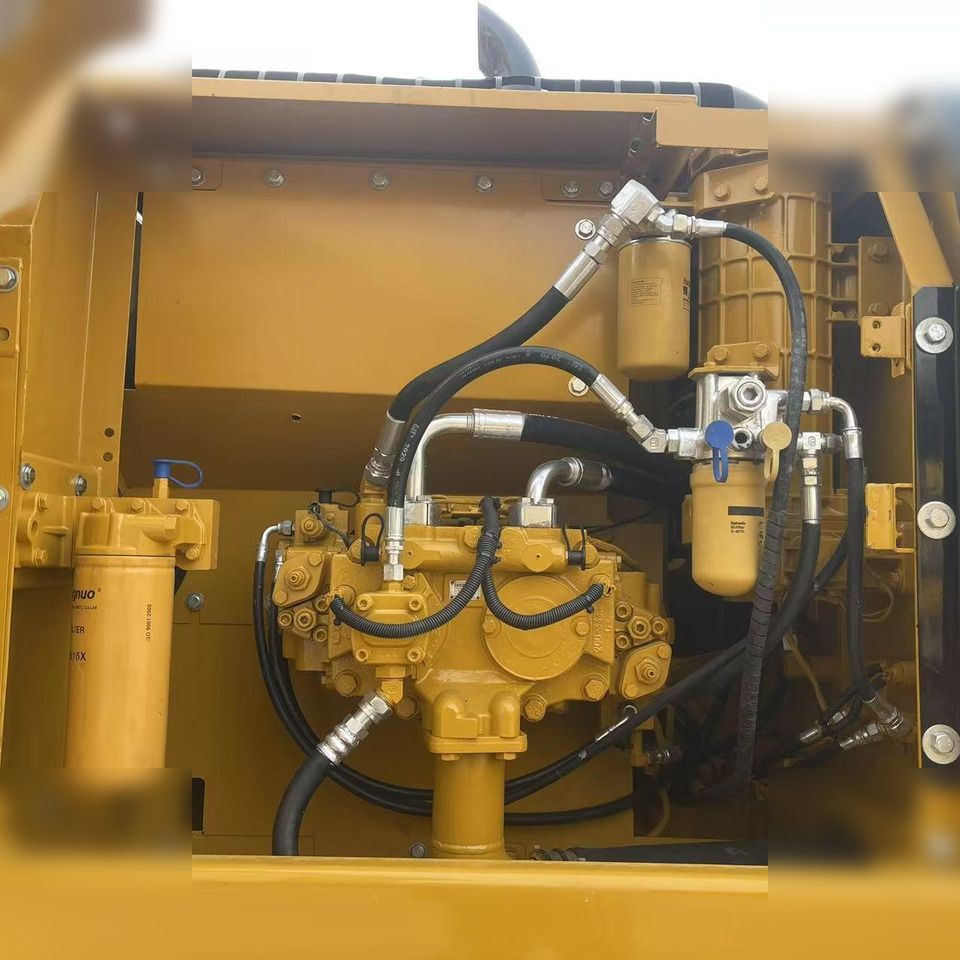 2024 Caterpillar 320D Raupenbagger Motorraum Detail 2024 Caterpillar 320D Raupenbagger Motorraum Detail