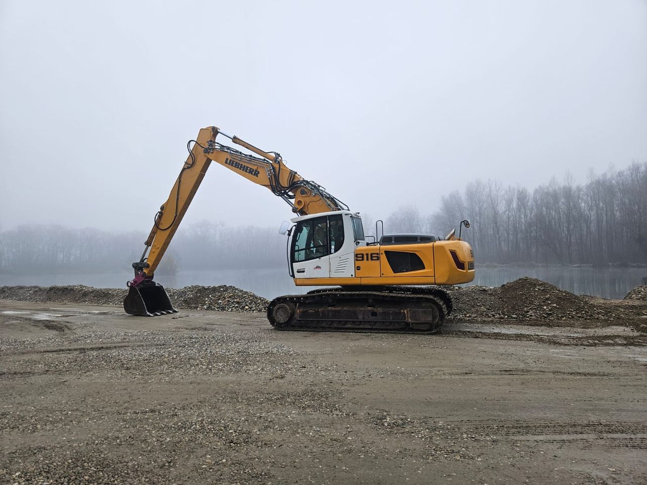 2010 Liebherr R916 LC Litronic crawler excavator, side view