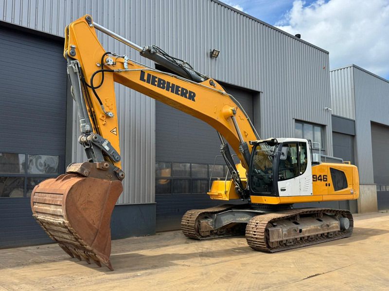 2018 Liebherr R946LC crawler excavator side view 2018 Liebherr R946LC crawler excavator side view