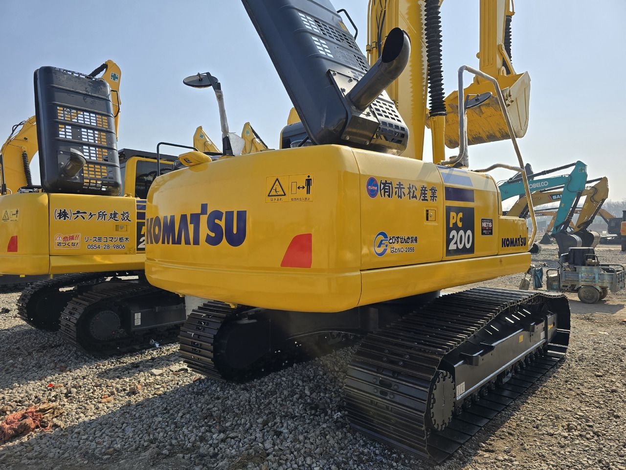 Escavatore cingolato Komatsu PC200-8 del 2025, vista posteriore di tre quarti