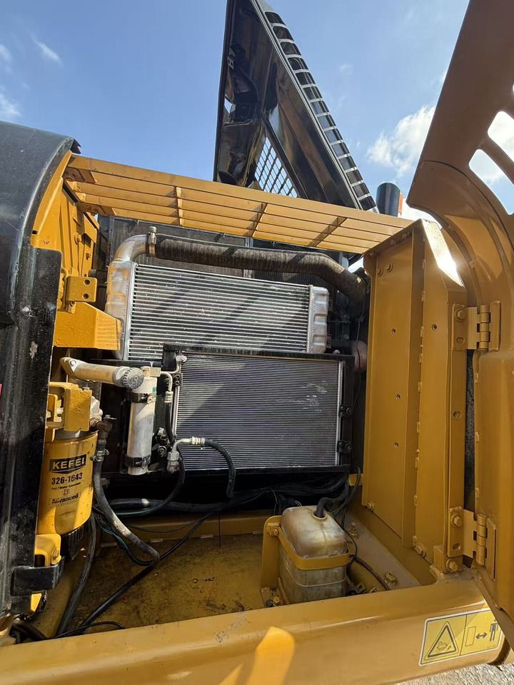 2024 Caterpillar KAT320D engine compartment view 2024 Caterpillar KAT320D engine compartment view