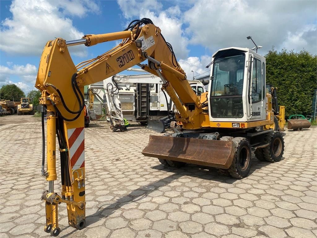 2000 Liebherr A310B wheel excavator, front three-quarter view 2000 Liebherr A310B wheel excavator, front three-quarter view