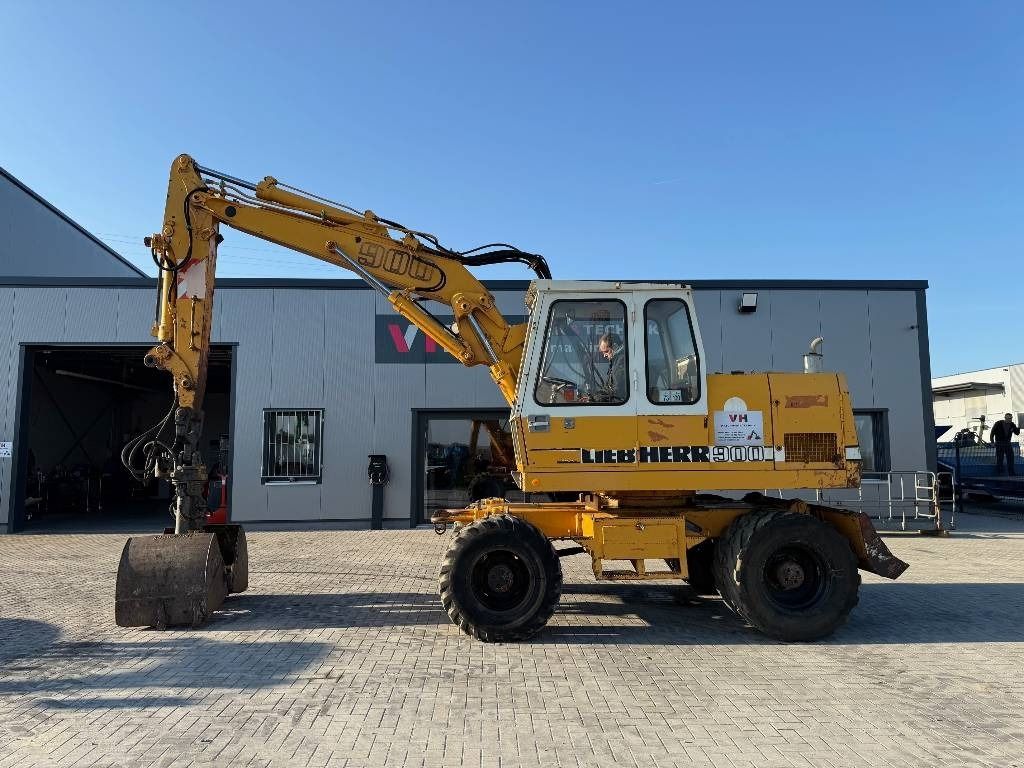 1992 Liebherr A900C wheel excavator, side profile view 1992 Liebherr A900C wheel excavator, side profile view