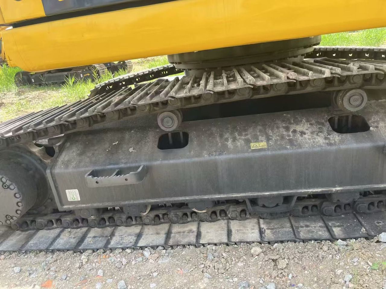 2021 Komatsu PC200 crawler excavator undercarriage view 2021 Komatsu PC200 crawler excavator undercarriage view
