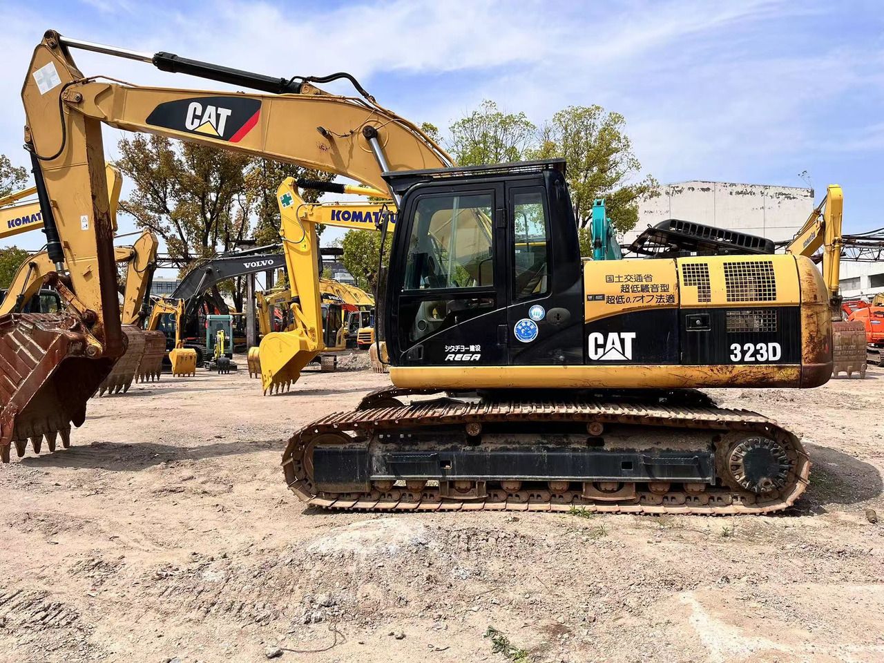 Caterpillar 323D crawler excavator, side profile view Caterpillar 323D crawler excavator, side profile view