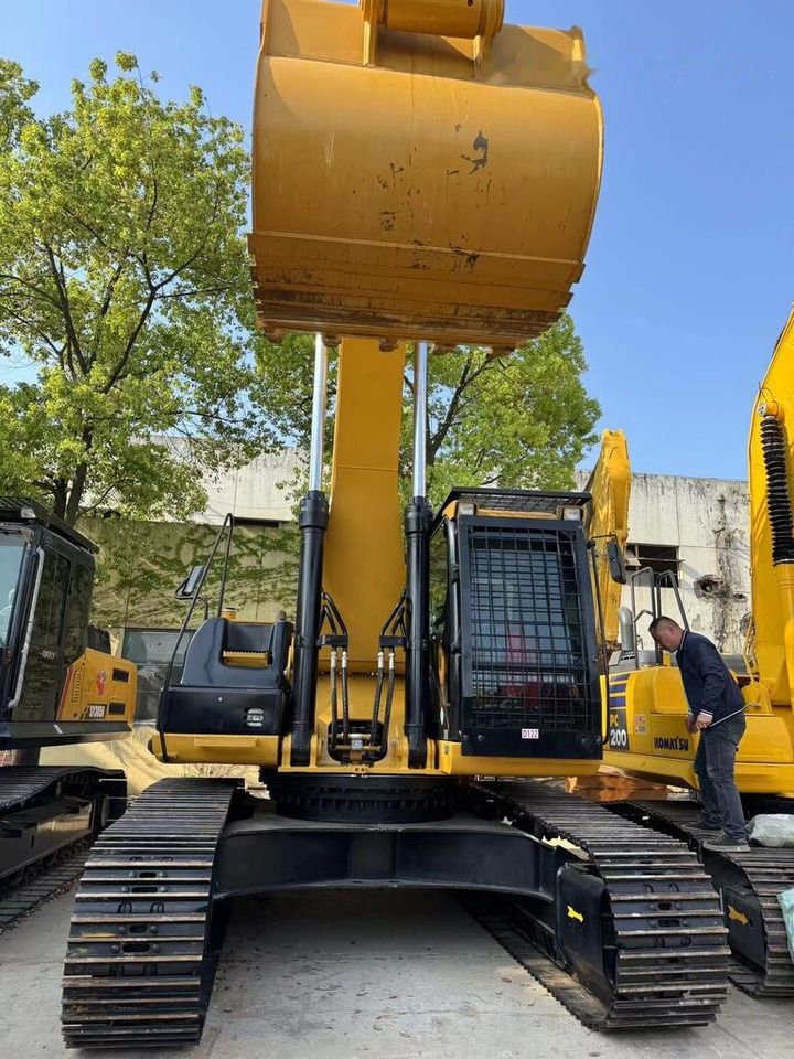 2019 Caterpillar 336D2 crawler excavator, front view 2019 Caterpillar 336D2 crawler excavator, front view