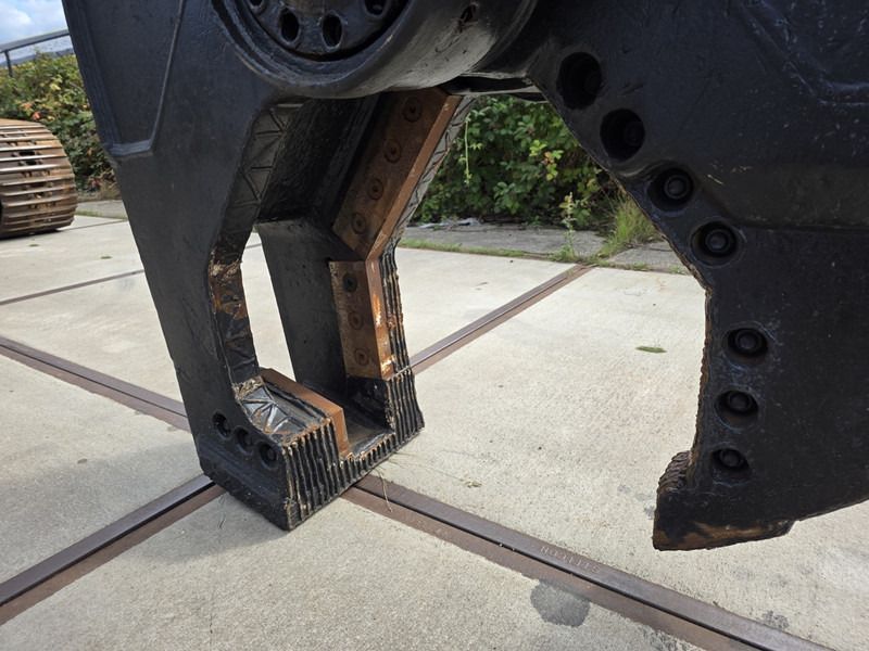 2011 Sennebogen ZX210 scrap shear attachment detail