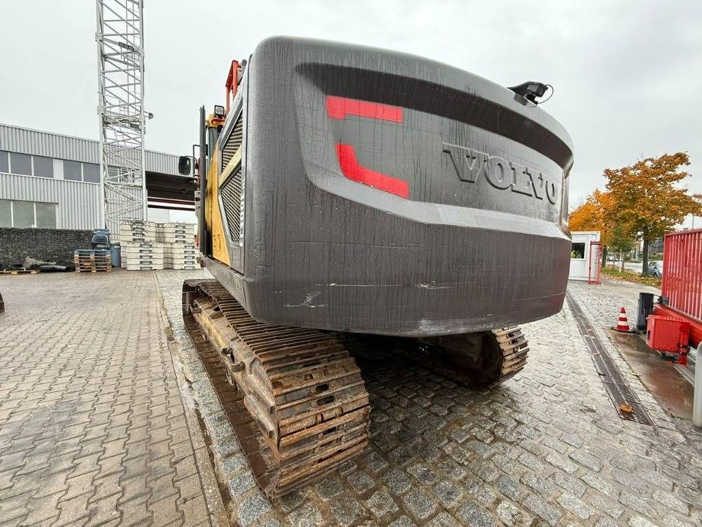 2016 Volvo EC300E crawler excavator rear view 2016 Volvo EC300E crawler excavator rear view