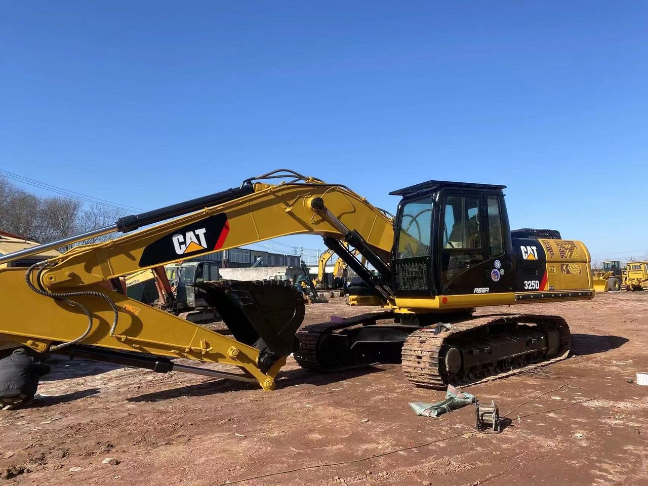 2019 Caterpillar 325D crawler excavator, side view 2019 Caterpillar 325D crawler excavator, side view