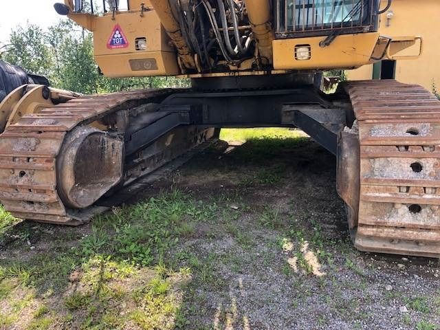 2005 Caterpillar 385BL crawler excavator undercarriage view 2005 Caterpillar 385BL crawler excavator undercarriage view