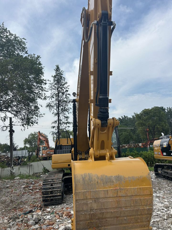 2020 Caterpillar 320GC crawler excavator, front view of bucket and boom