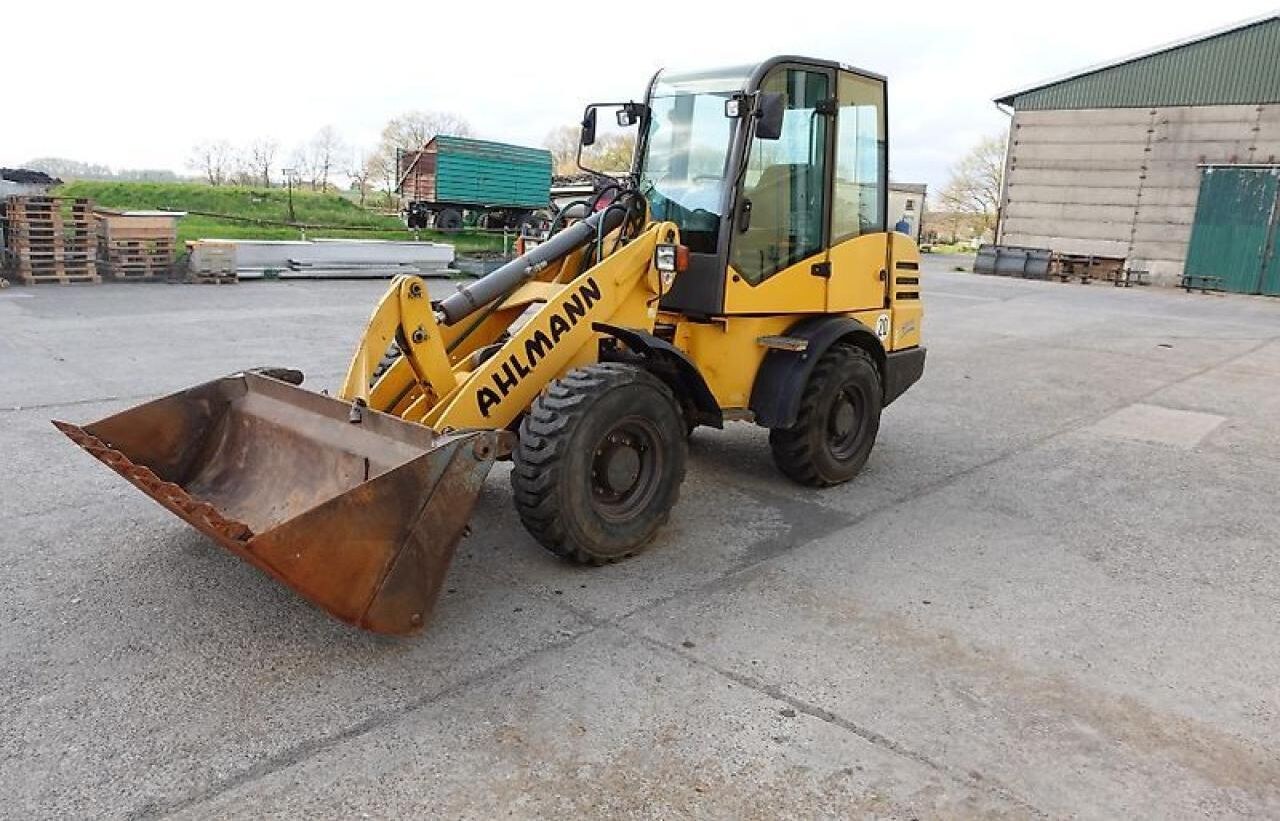 2005 Ahlmann AL 80 wheel loader, front three-quarter view 2005 Ahlmann AL 80 wheel loader, front three-quarter view