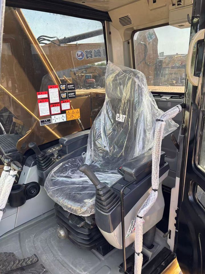 2018 Caterpillar 320C Amphibious Excavator interior view 2018 Caterpillar 320C Amphibious Excavator interior view