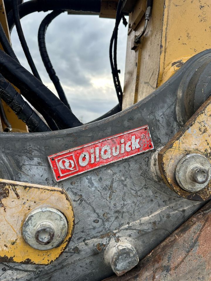 2020 Caterpillar 326FLN crawler excavator OilQuick attachment detail 2020 Caterpillar 326FLN crawler excavator OilQuick attachment detail