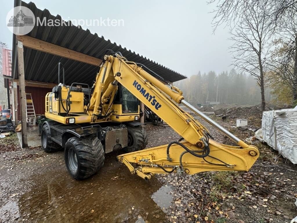 2014 Komatsu PW148-8 wheel excavator, side view 2014 Komatsu PW148-8 wheel excavator, side view