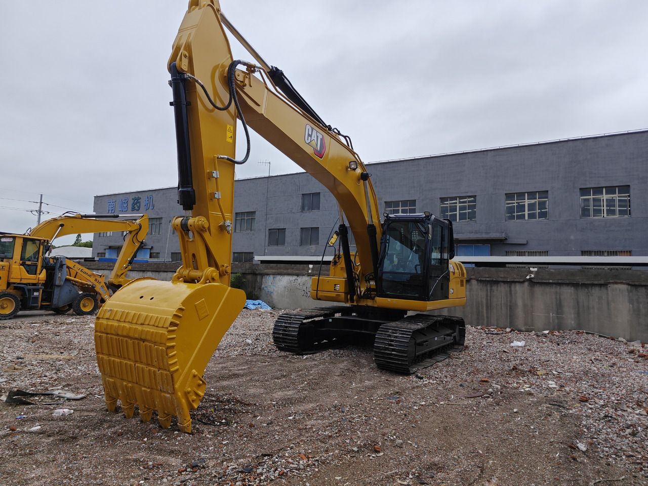 Caterpillar 320GX crawler excavator, front three-quarter view Caterpillar 320GX crawler excavator, front three-quarter view